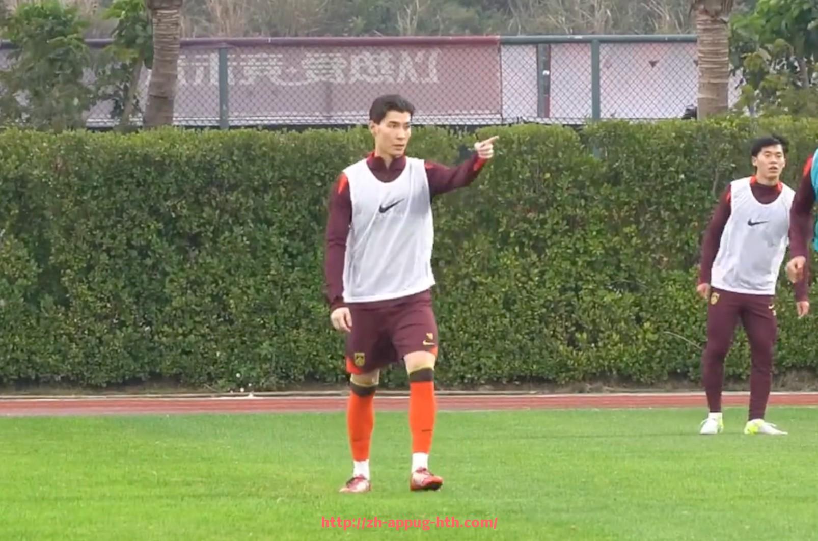 HTH华体会APP下载-世俱杯关键射门处理不佳的球员名单与比赛失误总结